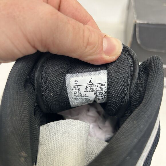 Nike Shoes Air Jordan 1 Retro Mid SE GS “Diamond Shorts” 2024 - Picture 9 of 9